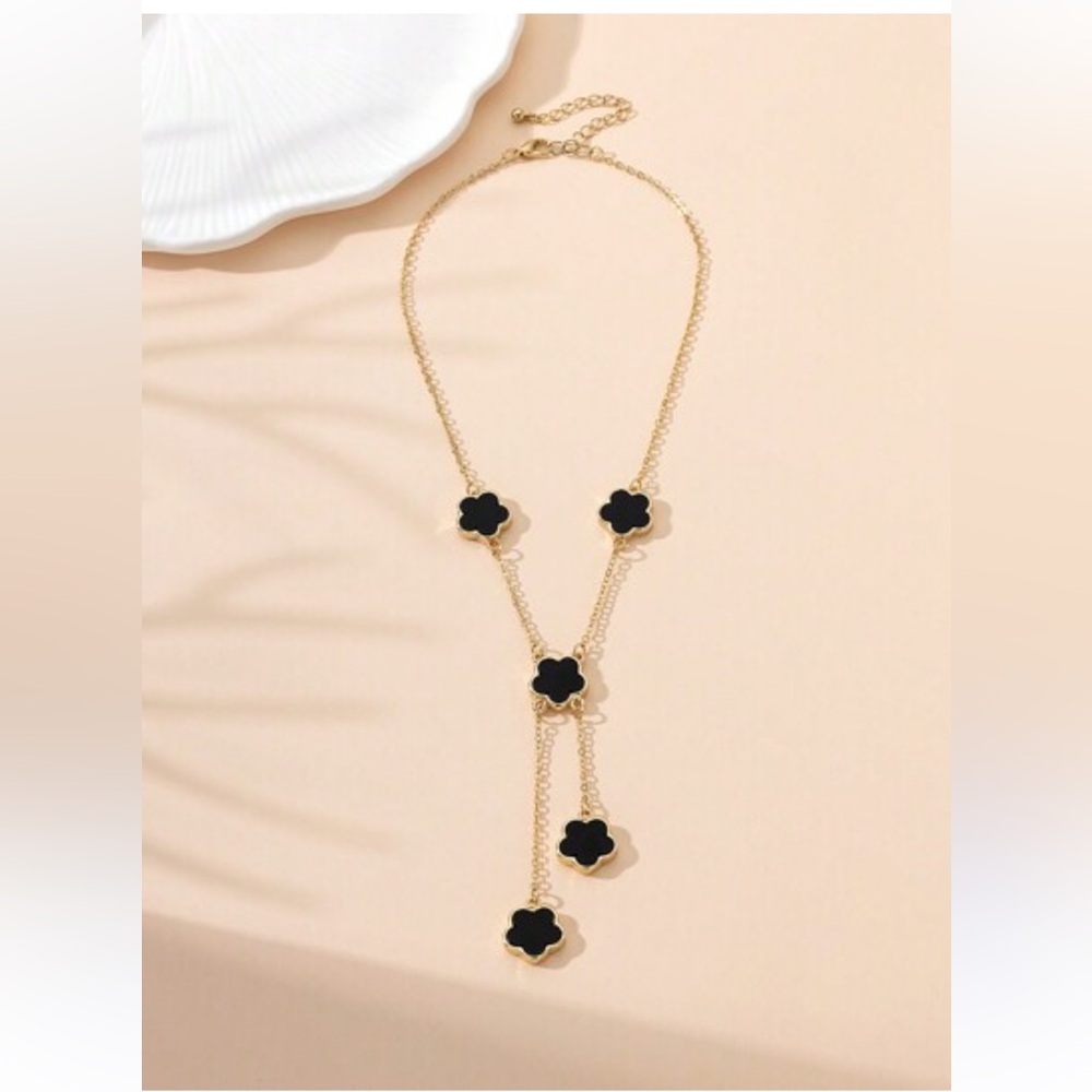 NWT CLOVER NECKLACE 18k GOLD PLATED